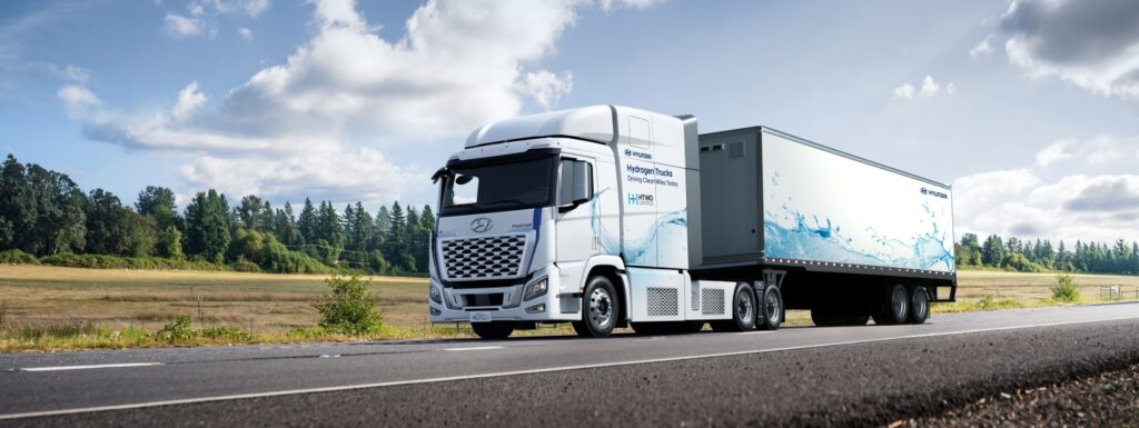 Xcient Fuel Cell водородния камион Hyundai XCIENT Fuel Cell се зарежда с алтернативно гориво.